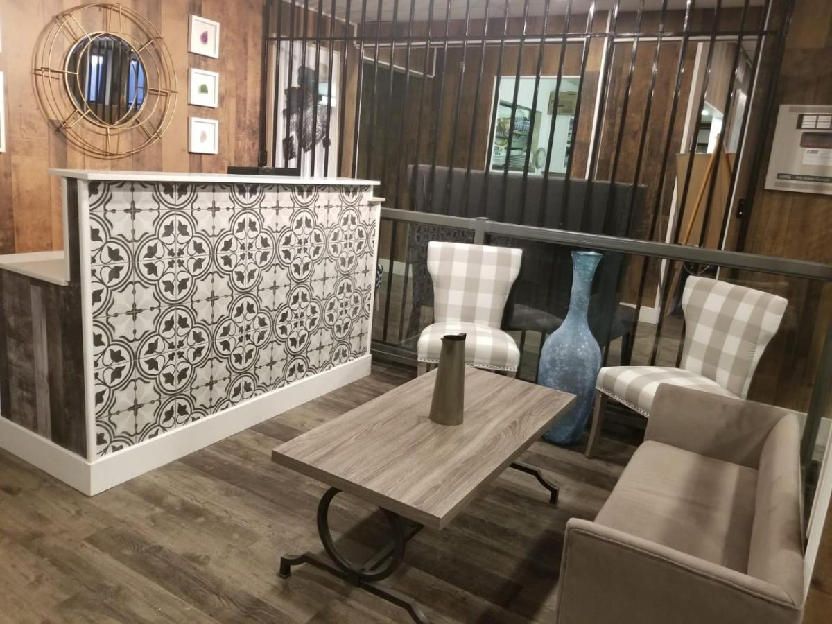 7 Day'S Hotel Lamont Dış mekan fotoğraf